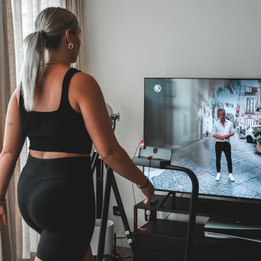 Vrouw op loopband voor televisie